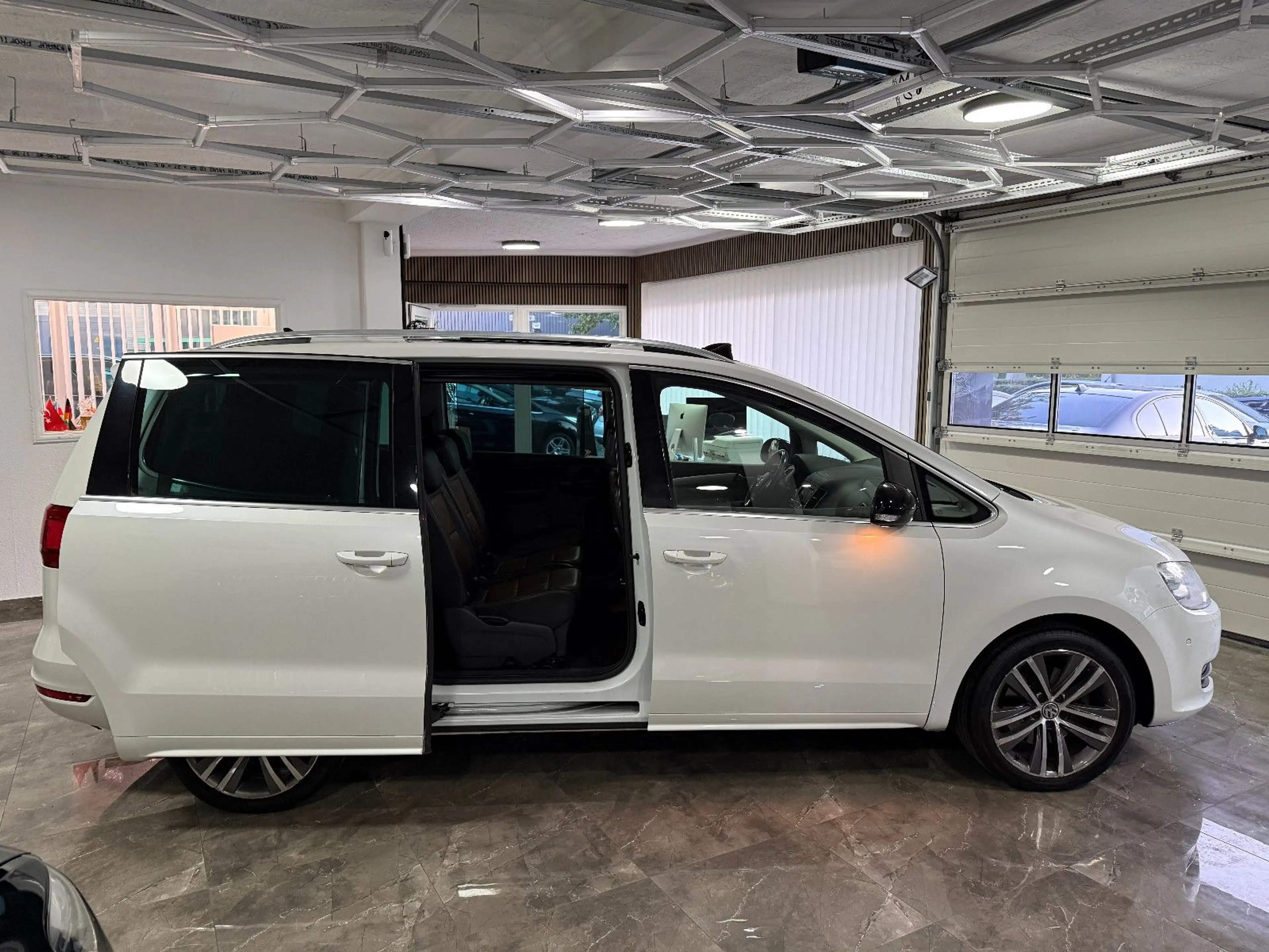 Volkswagen Sharan 2.0 TDI Highline 7-Sitzer DSG Pano Kamera — photo 8