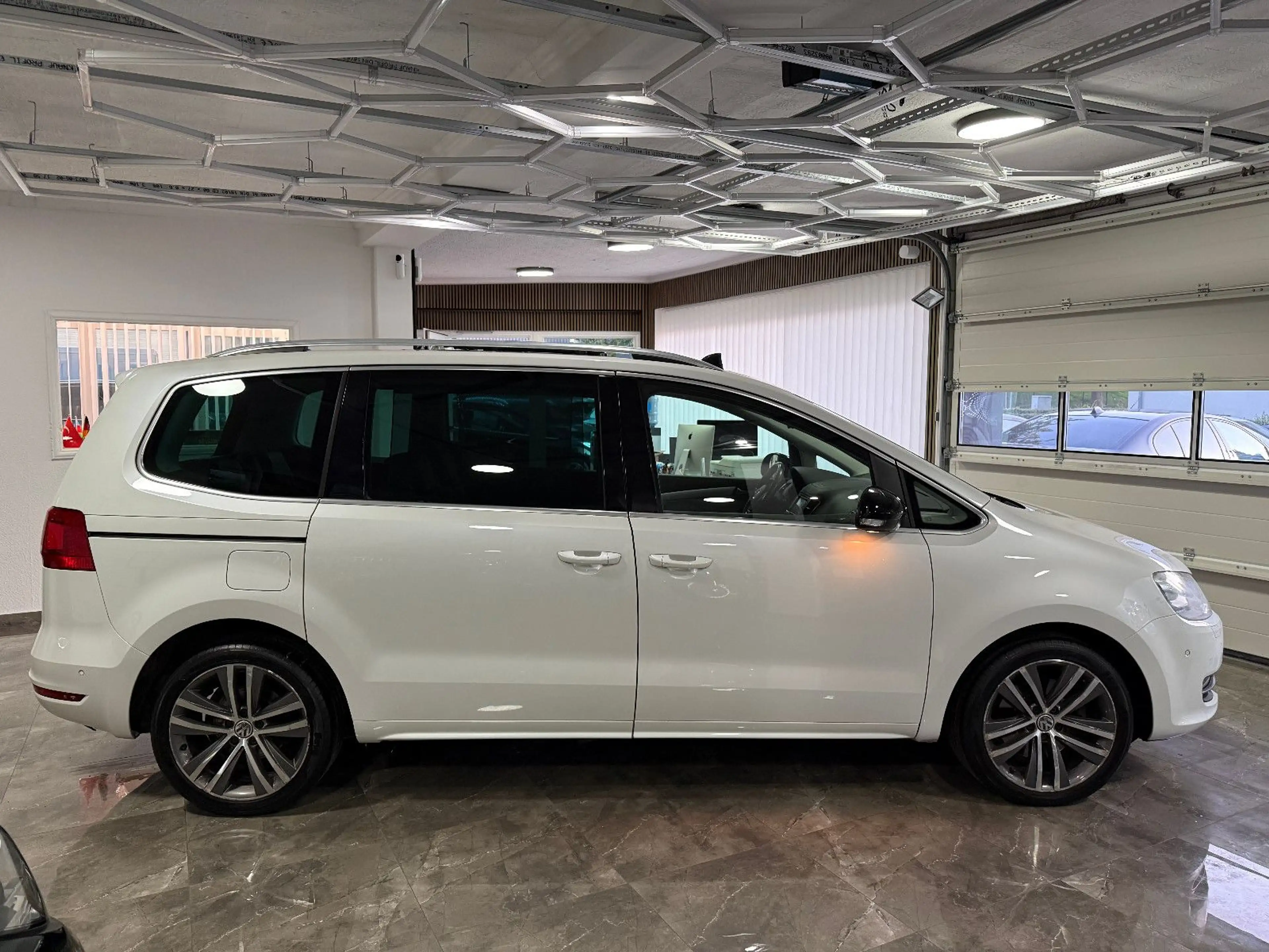 Volkswagen Sharan 2.0 TDI Highline 7-Sitzer DSG Pano Kamera — photo 7