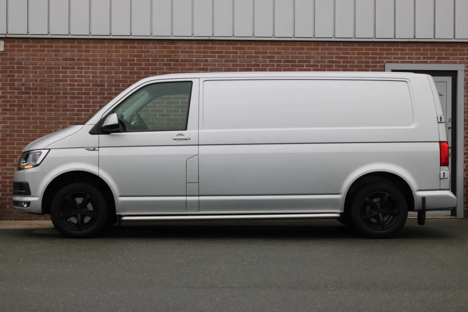Volkswagen T6 Transporter 2.0 TDI 150PK L2H1 |CAMERA|TREKHAAK|CRUISE|CARPLAY Silber - 2