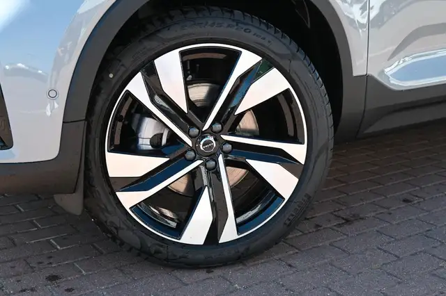 Volvo XC40 view 11