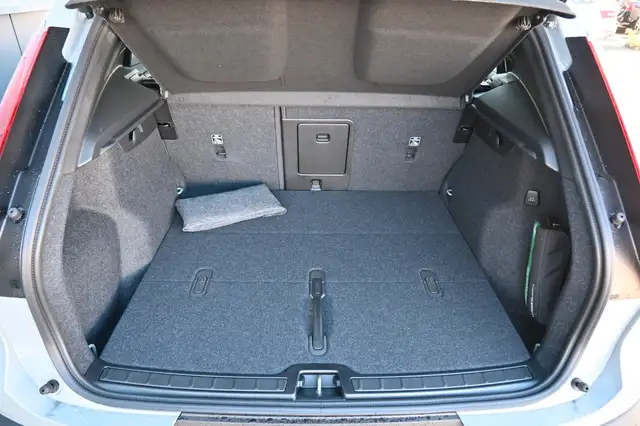 Volvo XC40 view 16
