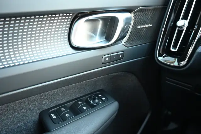 Volvo XC40 view 27