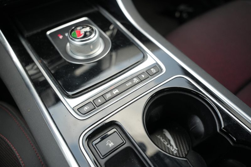 Jaguar XE 2.0 Portfolio — photo 32