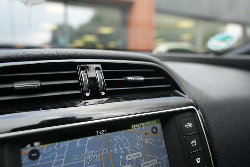 Jaguar XE 2.0 Portfolio — photo 38