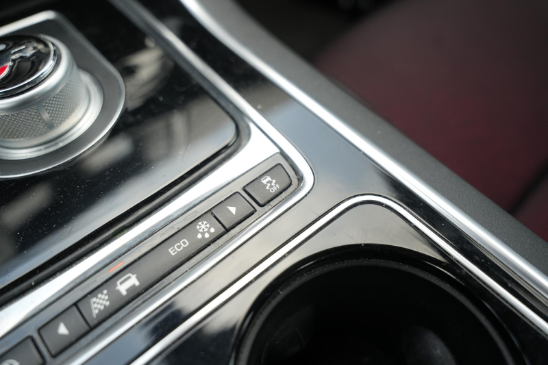 Jaguar XE 2.0 Portfolio — photo 33