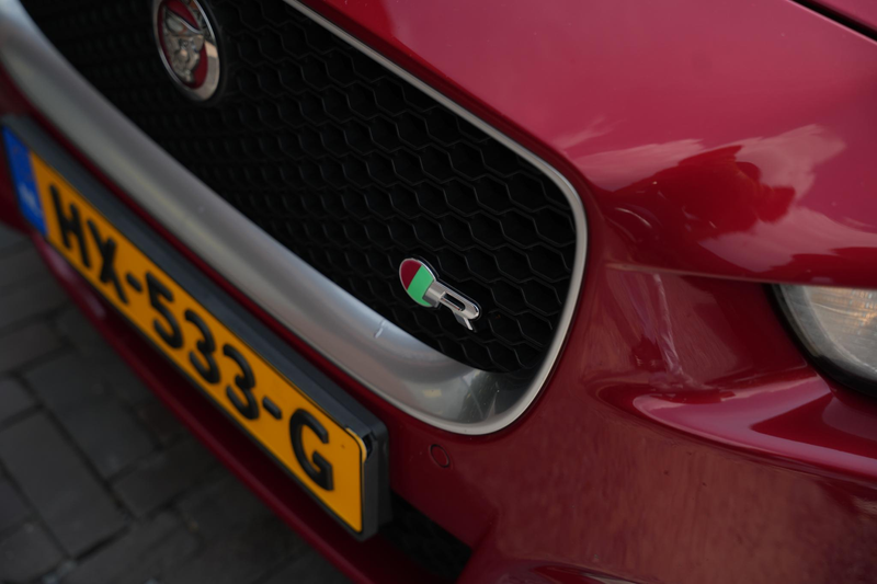 Jaguar XE 2.0 Portfolio — photo 27