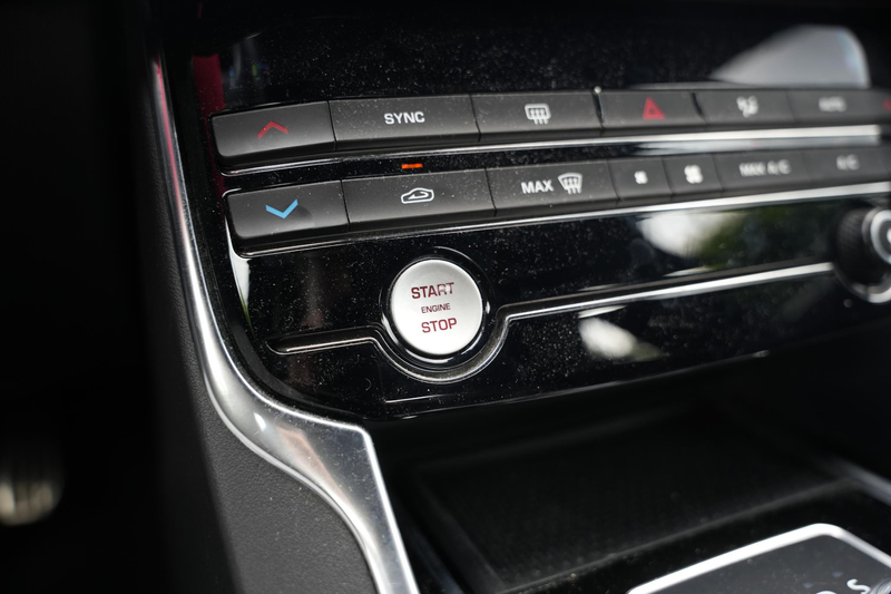 Jaguar XE 2.0 Portfolio — photo 29
