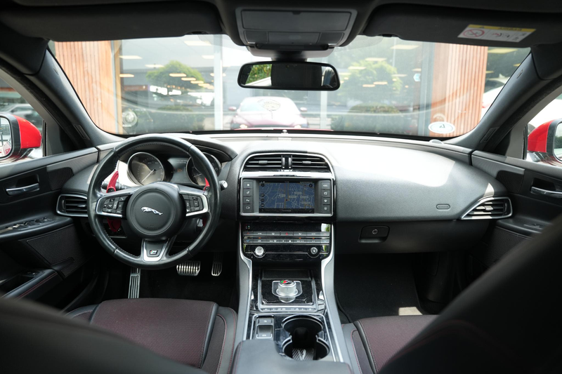 Jaguar XE 2.0 Portfolio — photo 2