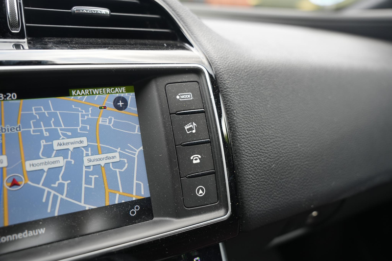 Jaguar XE 2.0 Portfolio — photo 31