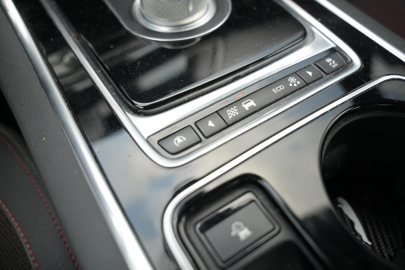 Jaguar XE 2.0 Portfolio — photo 34
