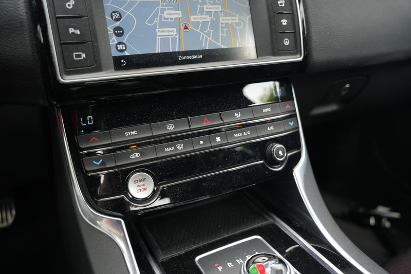 Jaguar XE 2.0 Portfolio — photo 20