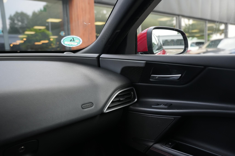 Jaguar XE 2.0 Portfolio — photo 37