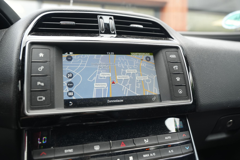 Jaguar XE 2.0 Portfolio — photo 18