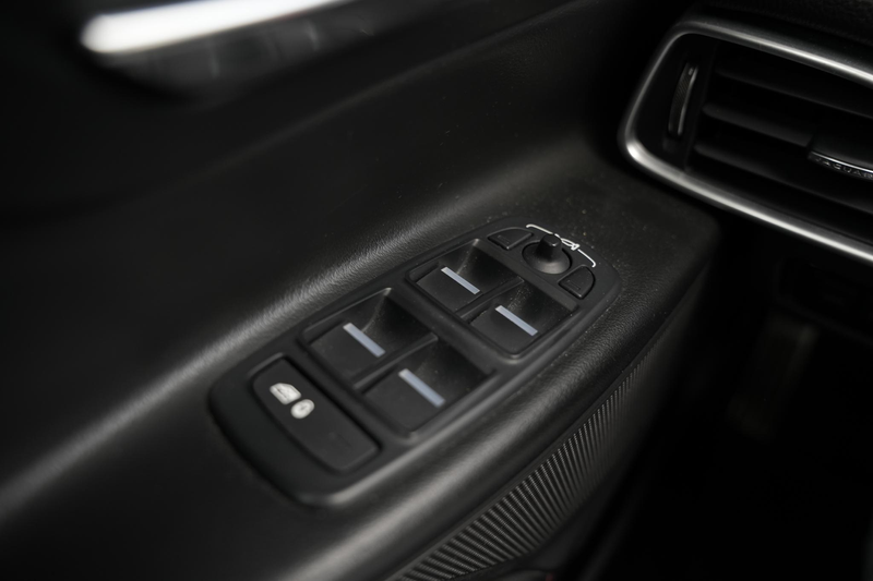 Jaguar XE 2.0 Portfolio — photo 43