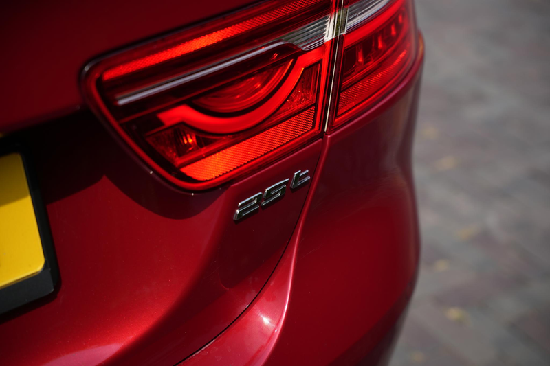 Jaguar XE 2.0 Portfolio — photo 21