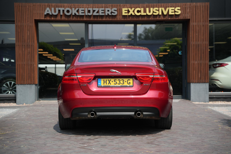 Jaguar XE 2.0 Portfolio — photo 11
