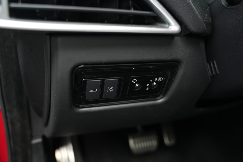 Jaguar XE 2.0 Portfolio — photo 45