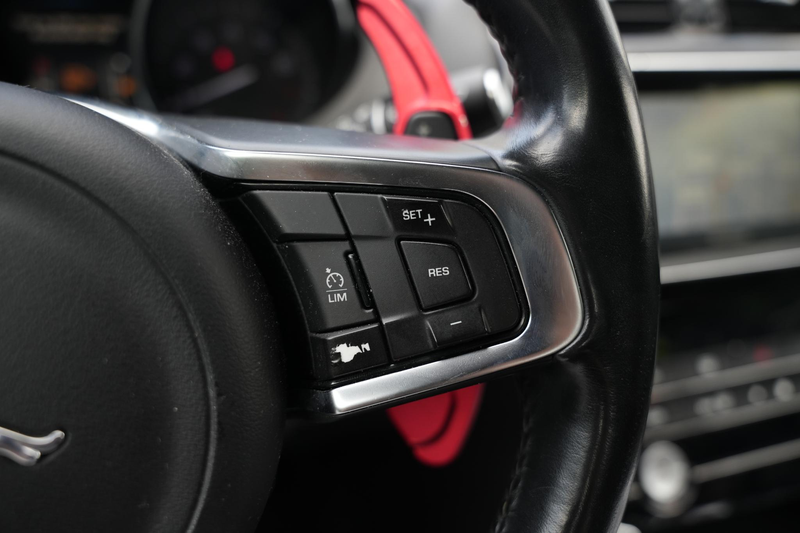Jaguar XE 2.0 Portfolio — photo 40