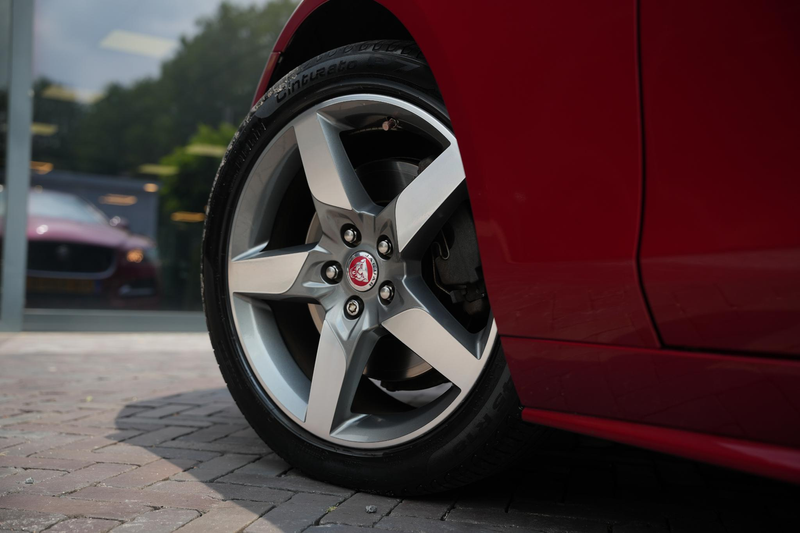 Jaguar XE 2.0 Portfolio — photo 13