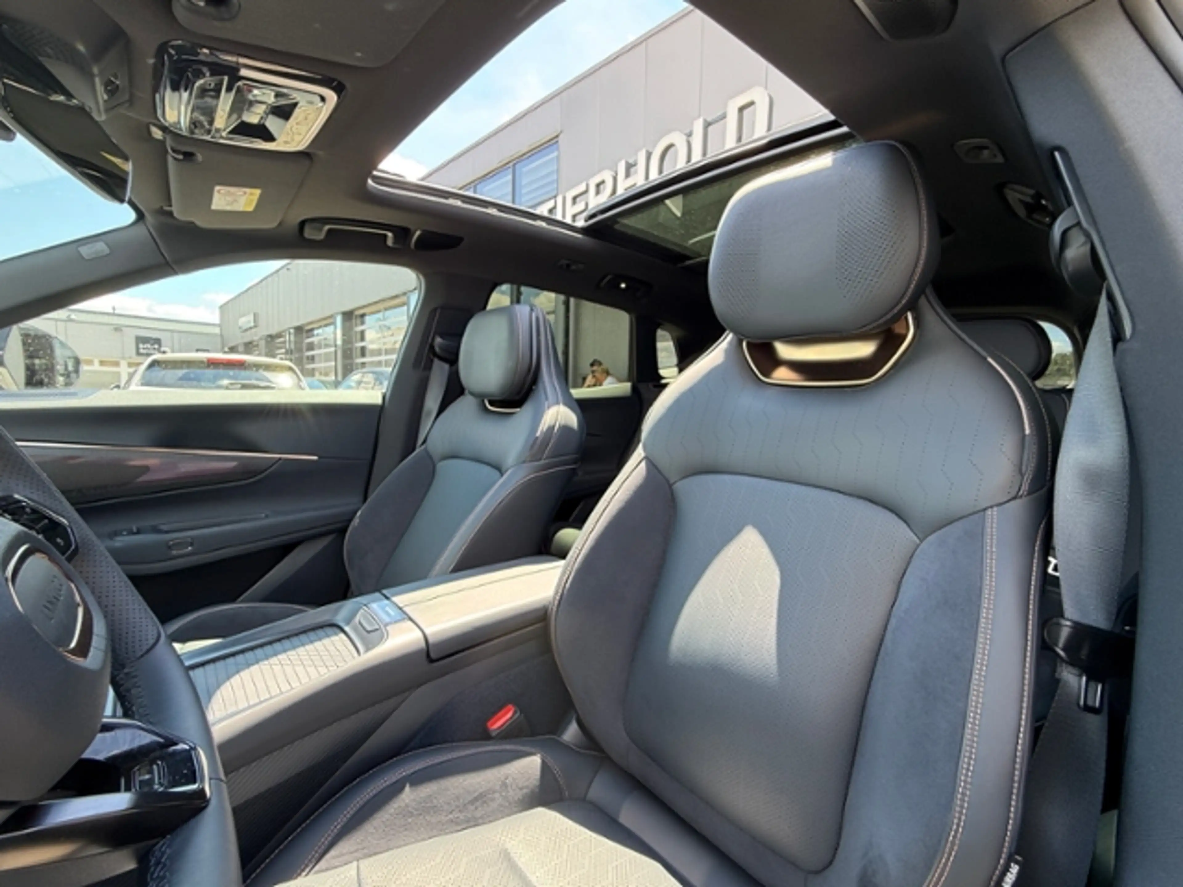Lynk & Co 08 1.5 T PHEV 257 kW More — photo 14