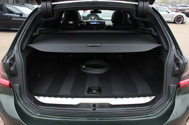 BMW 3 Series view 17