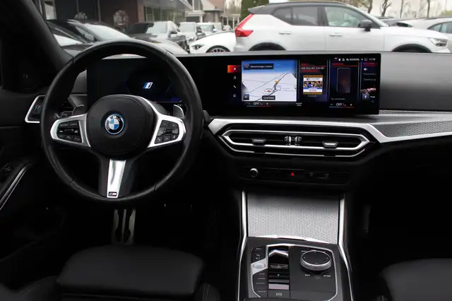 BMW 3 Series view 10