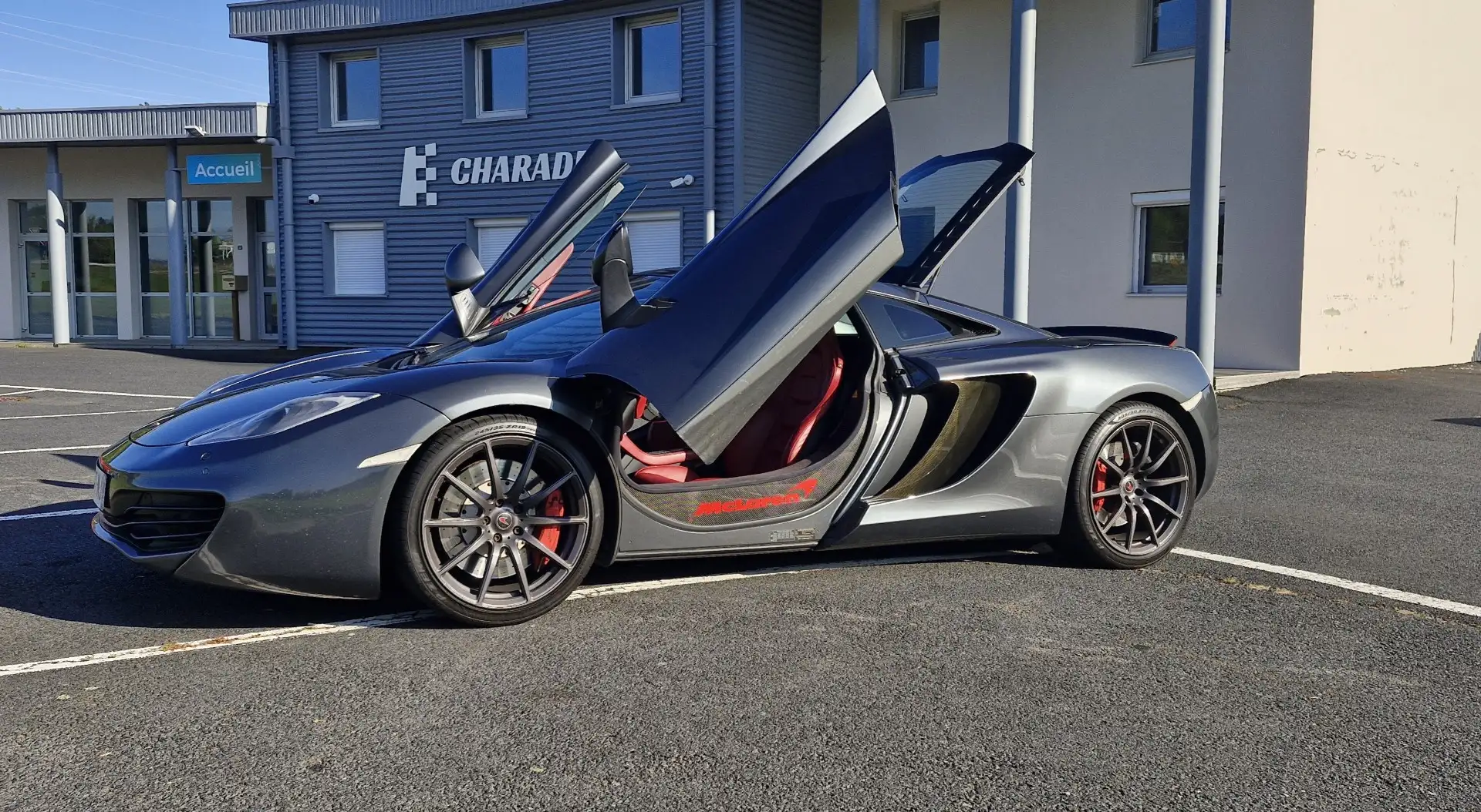 McLaren MP4-12C Grau - 1