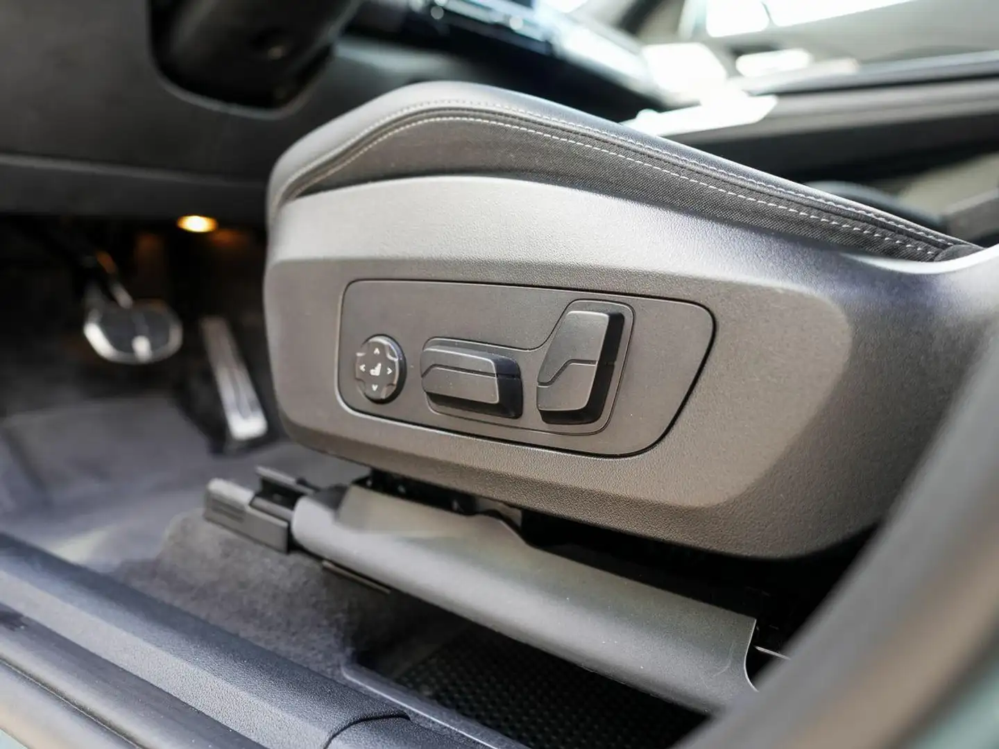 BMW X1 xDrive23d M-Sport AHK PANO ACC HuD H&K 360° Silber - 2