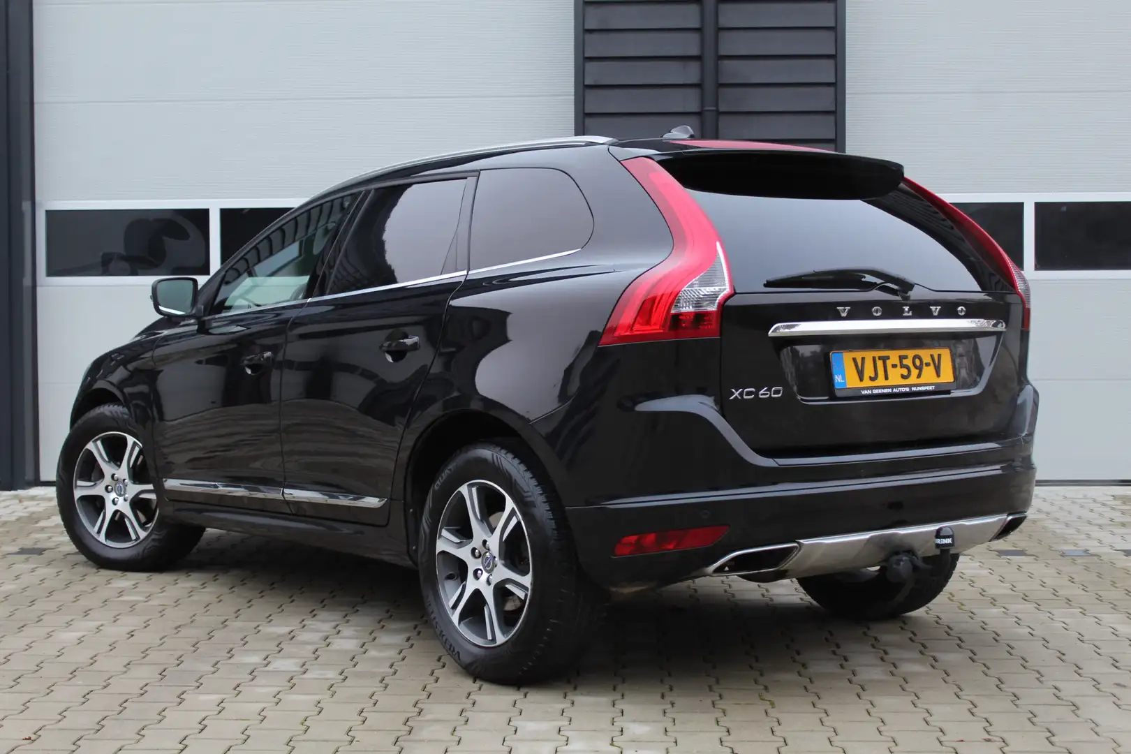 Volvo XC60 2.0 D3 FWD | Automaat | Grijs kenteken | Leder | T Zwart - 2