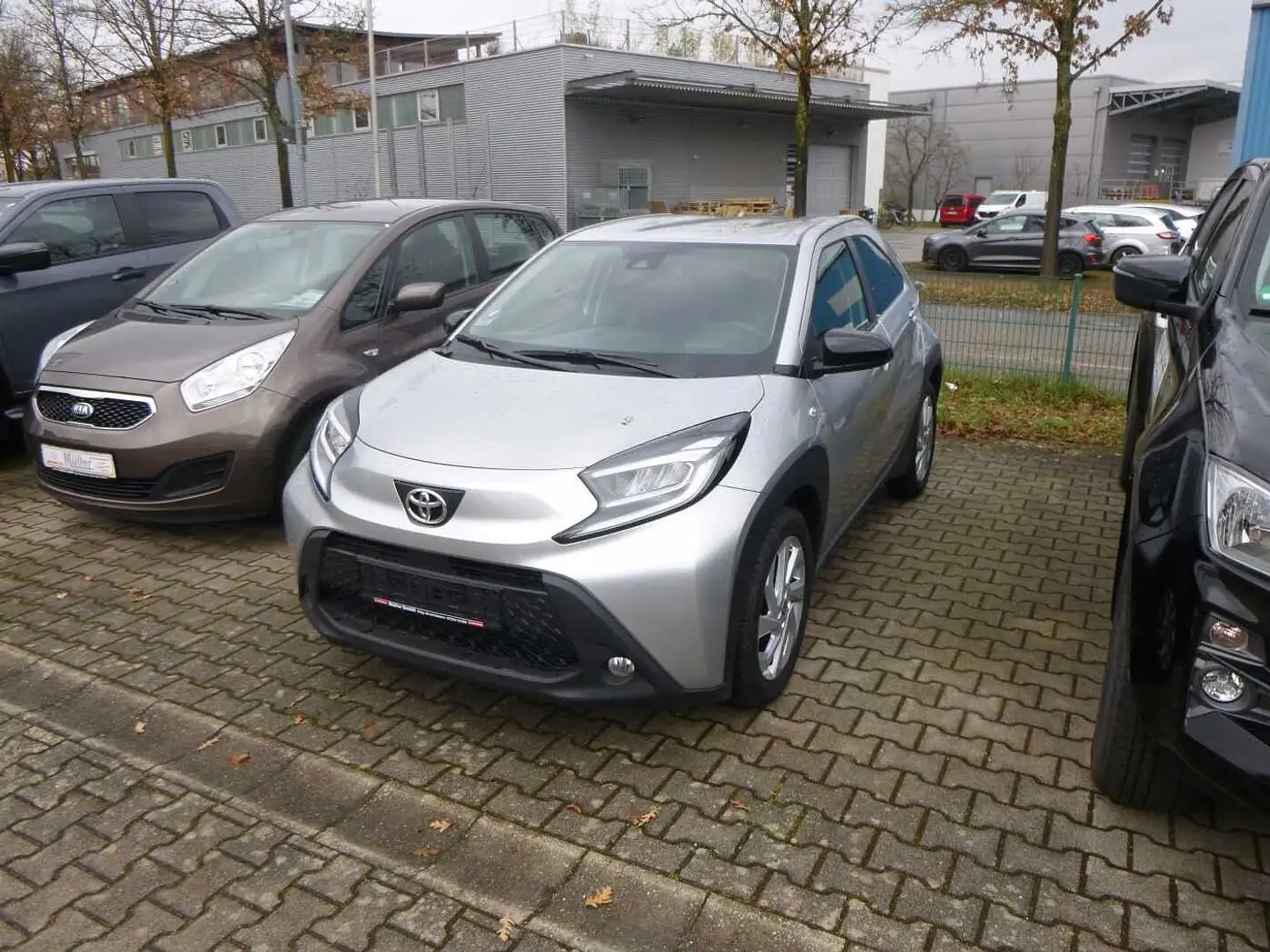 Toyota Aygo X X Active Silber - 1