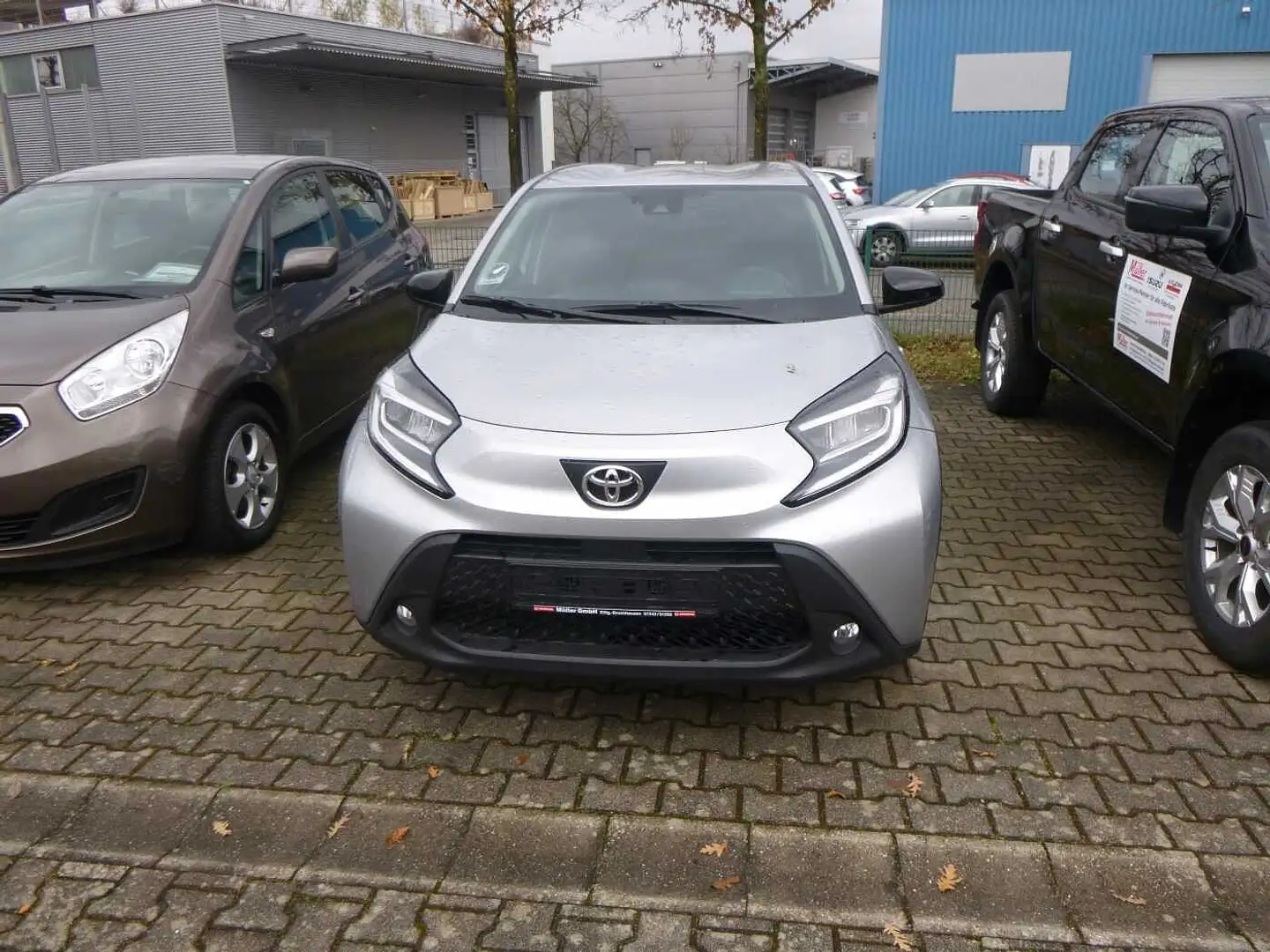 Toyota Aygo X X Active Silber - 2