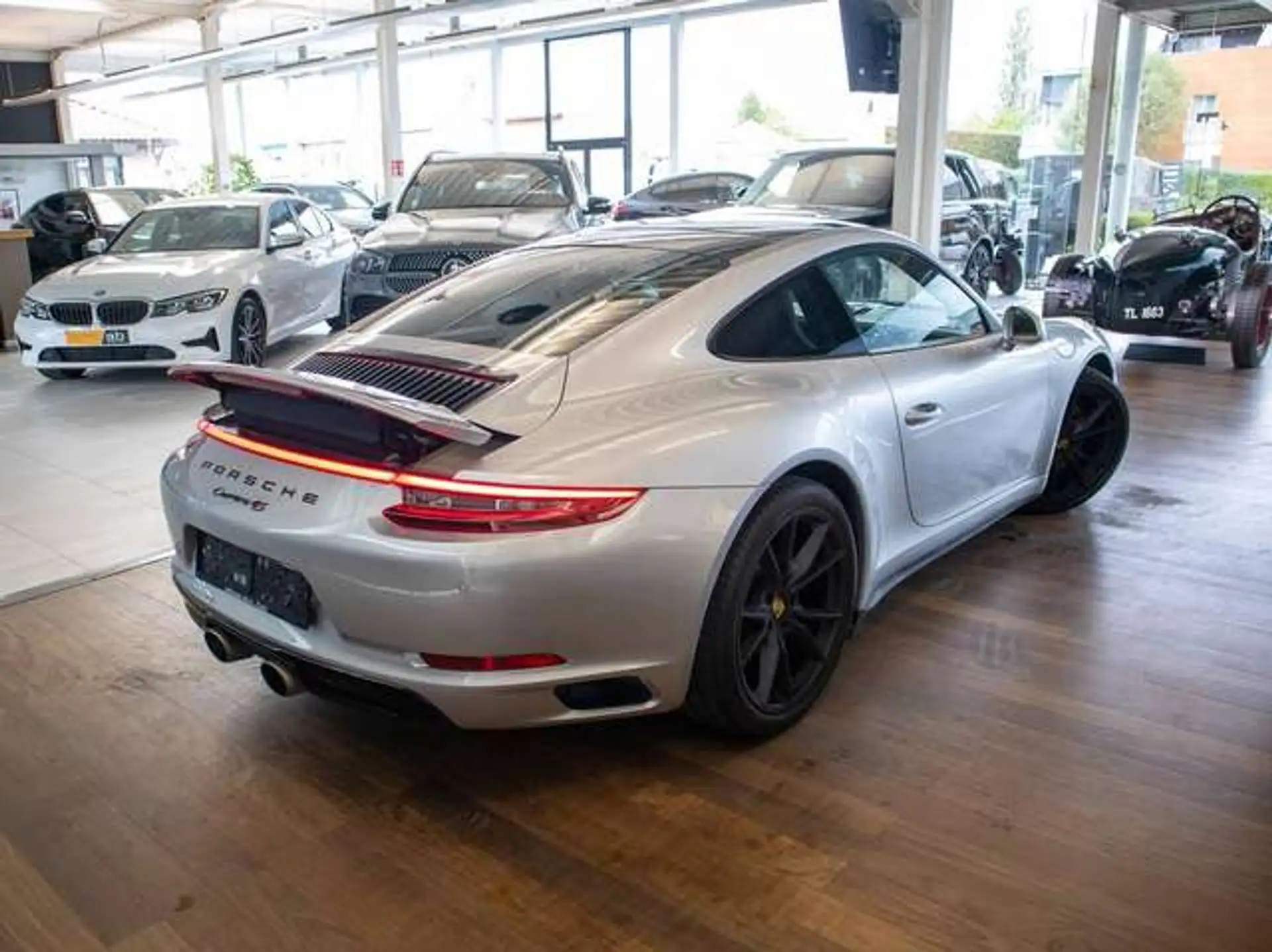 Porsche 911 911 Carrera 4S Coupe 2017 은색 사진 4