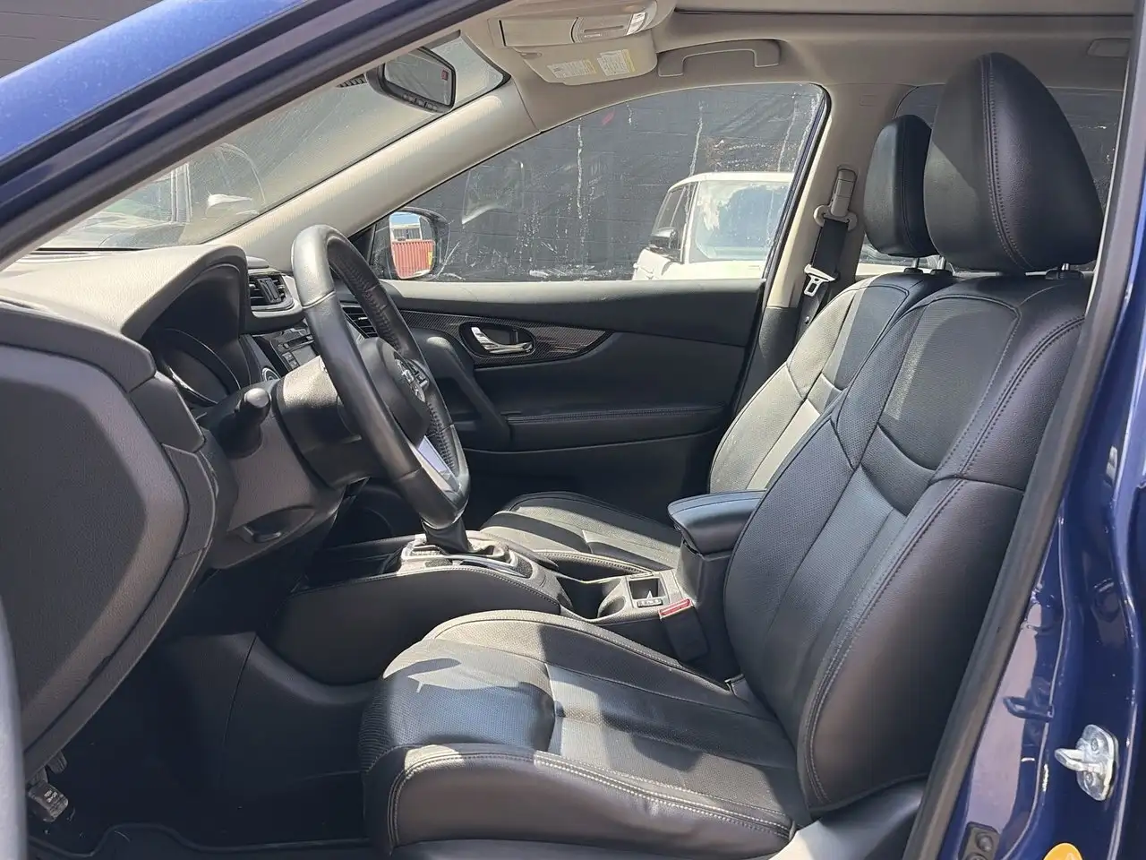 Nissan Rogue снимка Nissan Rogue