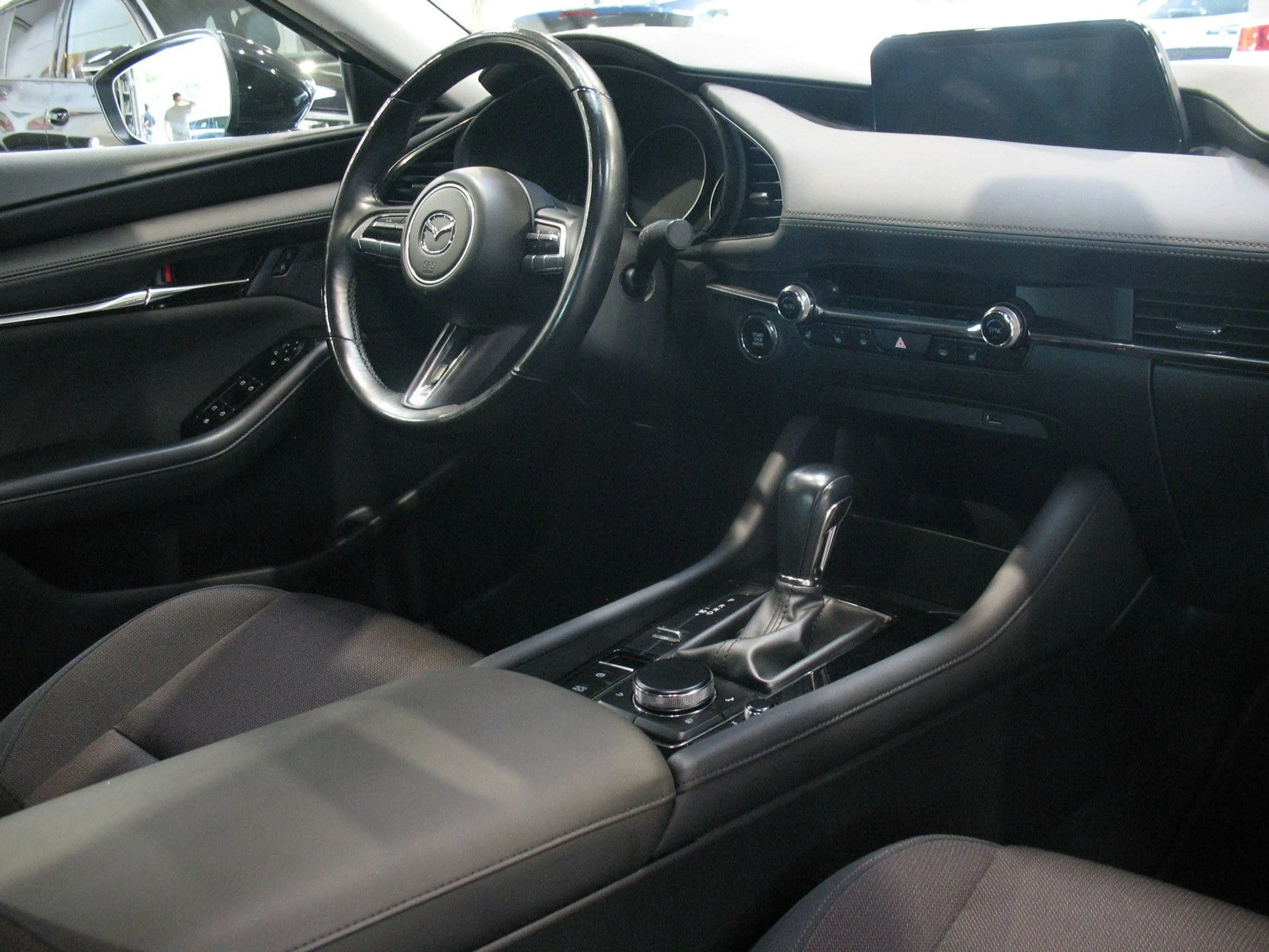 Mazda 3 Fastback e-Skyactiv-X 2.0 M Hybrid *LED*NAVI* — photo 6