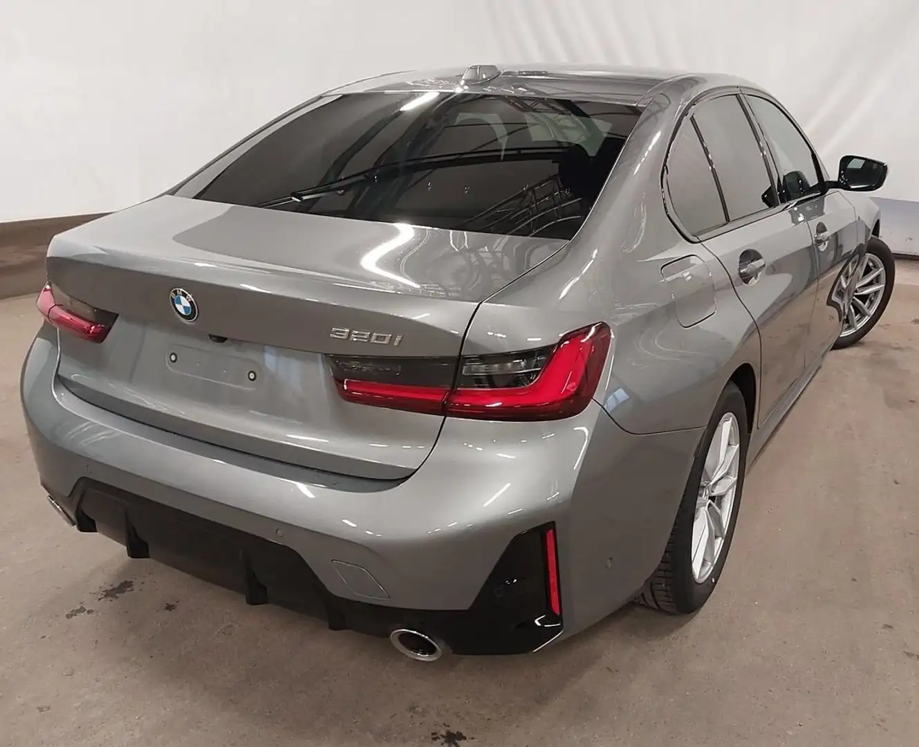 BMW 320 i Sportautomatic Grau - 2