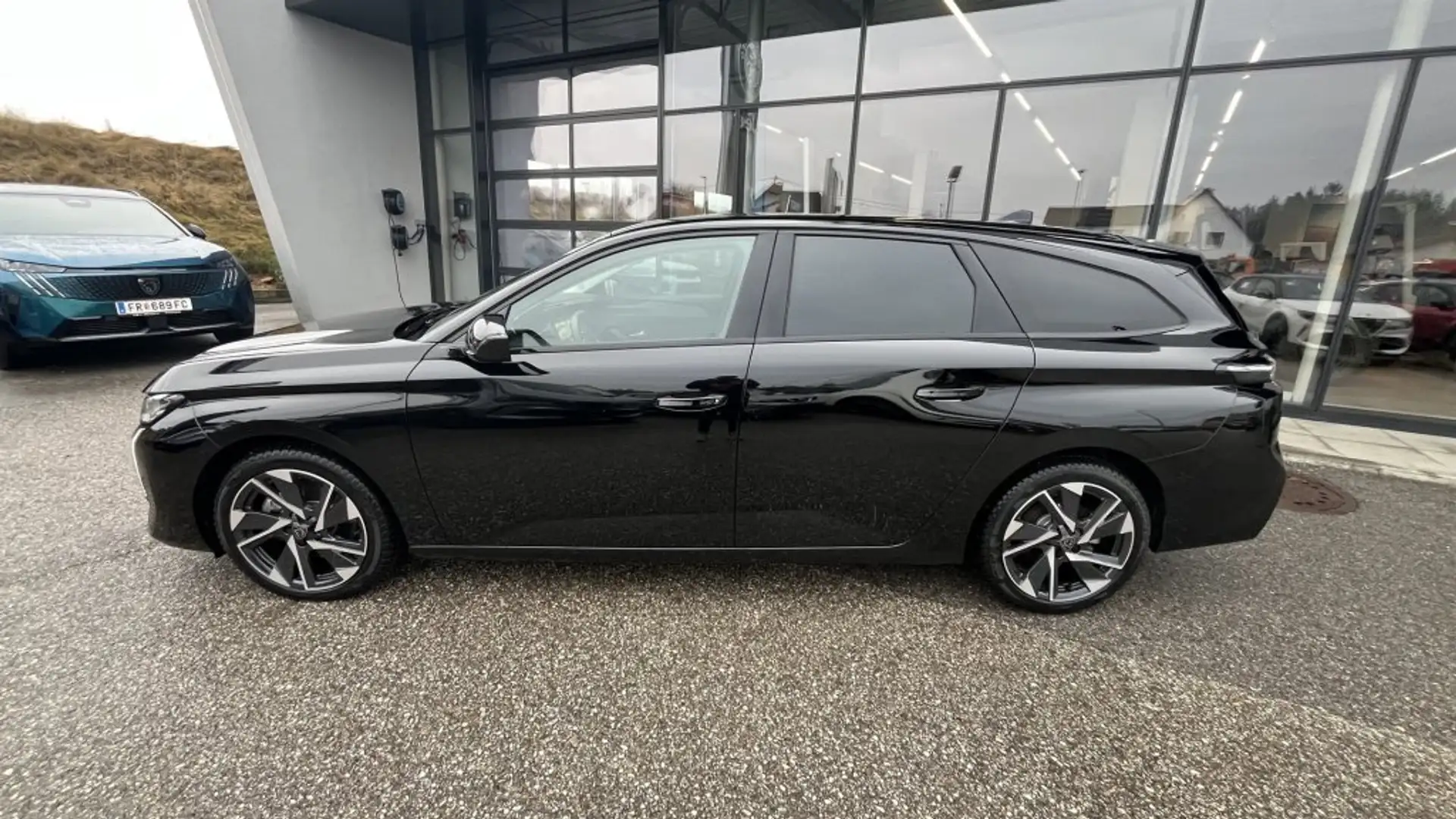 Peugeot 308 SW Allure Hybrid 145 e-DCS6 Schwarz - 2