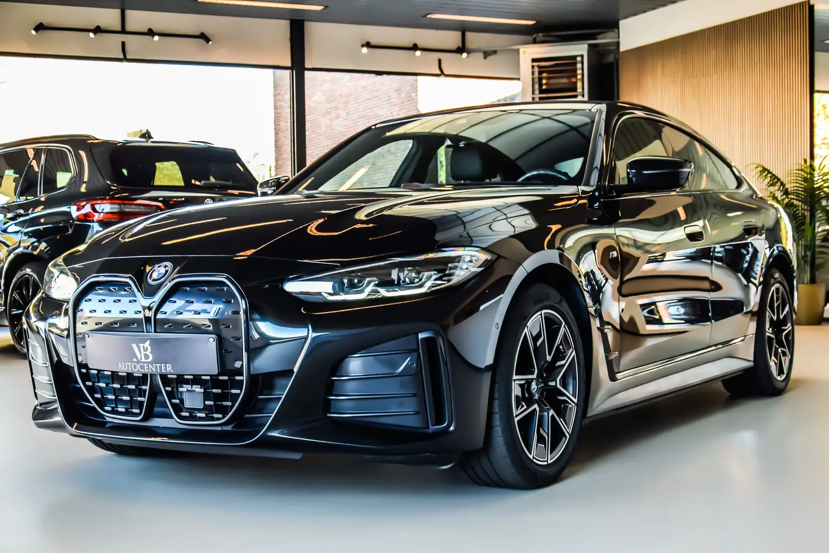 BMW i4 eDrive40 M-Sportpakket Night Edition 04/2023 Zwart - 1