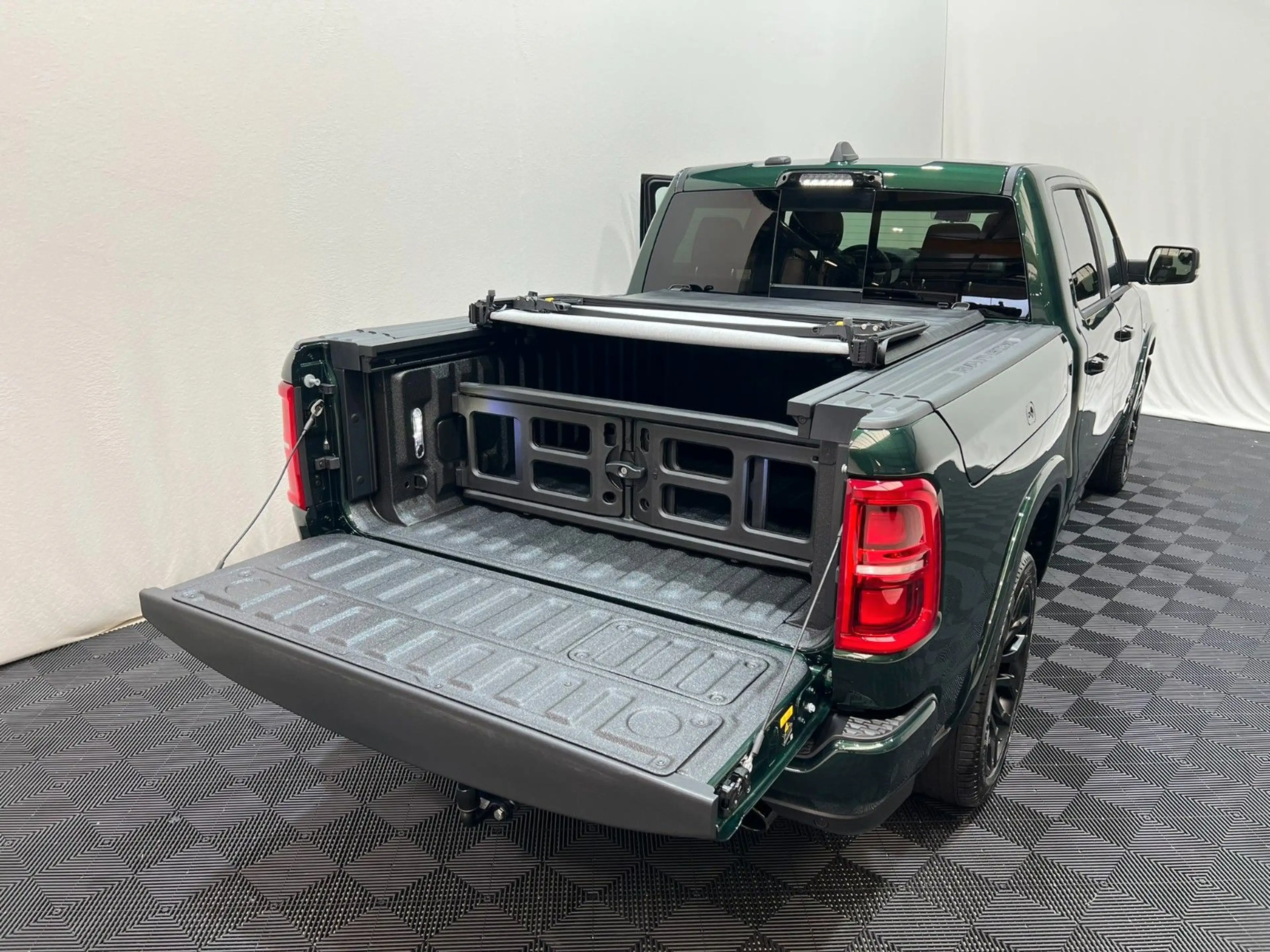 Dodge RAM 1500 Limited Night  5,7L V8 HEMI — photo 7