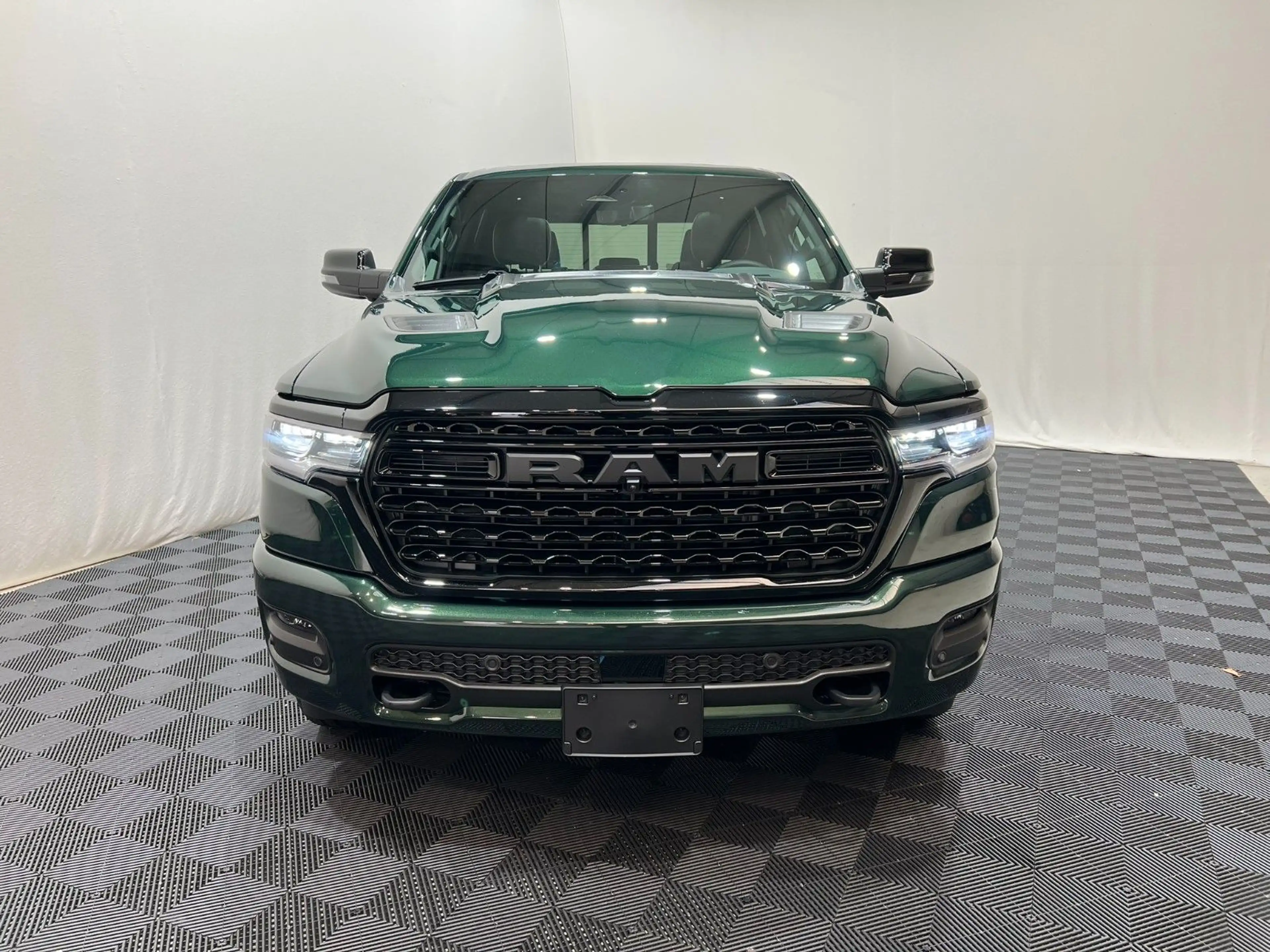 Dodge RAM 1500 Limited Night  5,7L V8 HEMI — photo 3