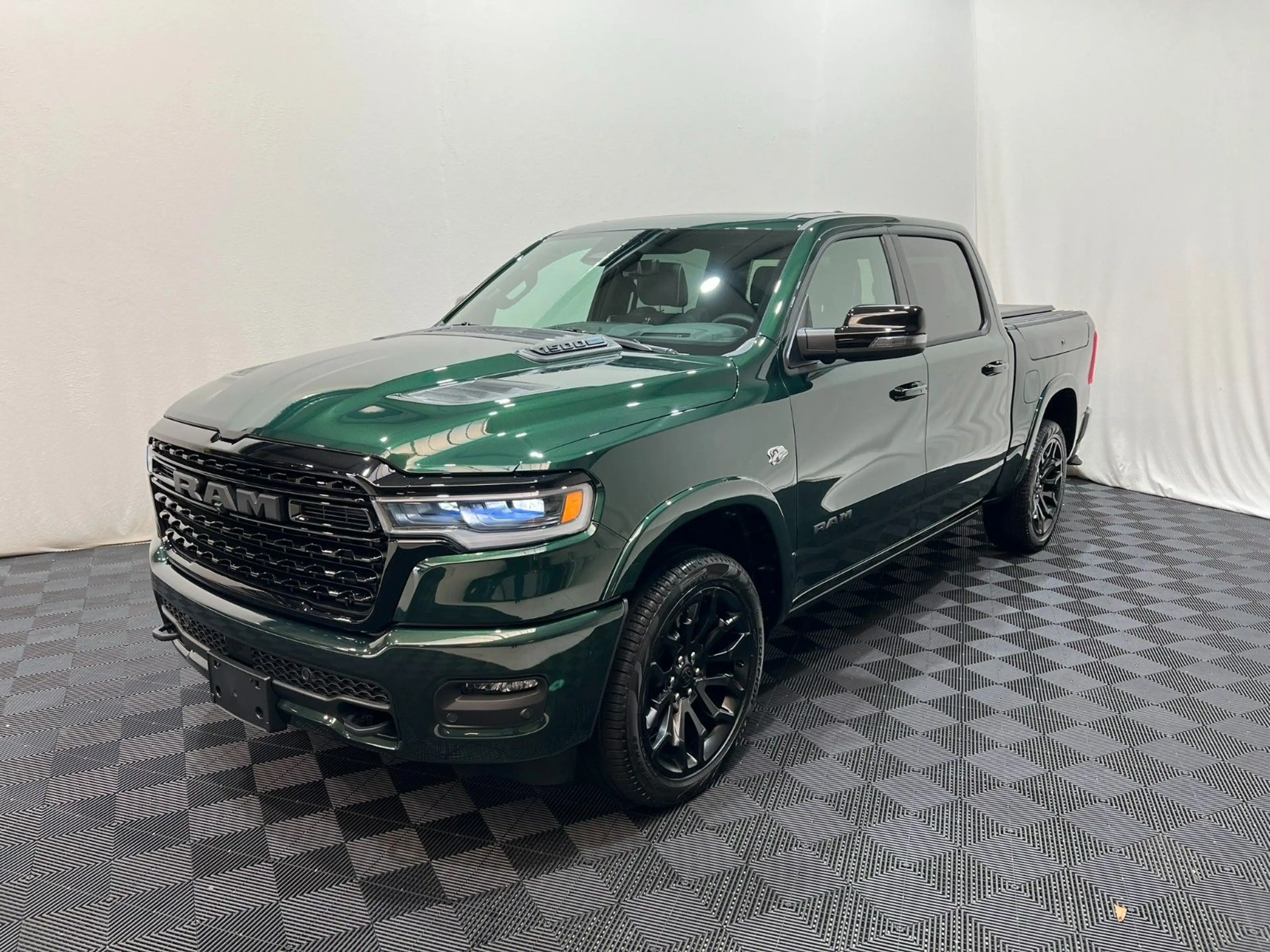 Dodge RAM 1500 Limited Night  5,7L V8 HEMI — photo 2