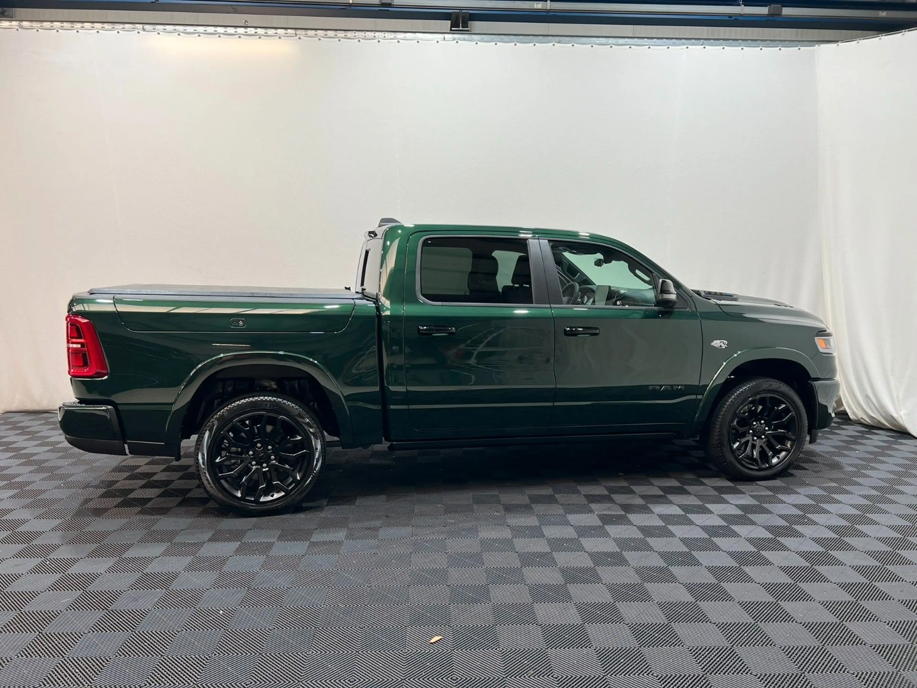 Dodge RAM 1500 Limited Night  5,7L V8 HEMI — photo 11