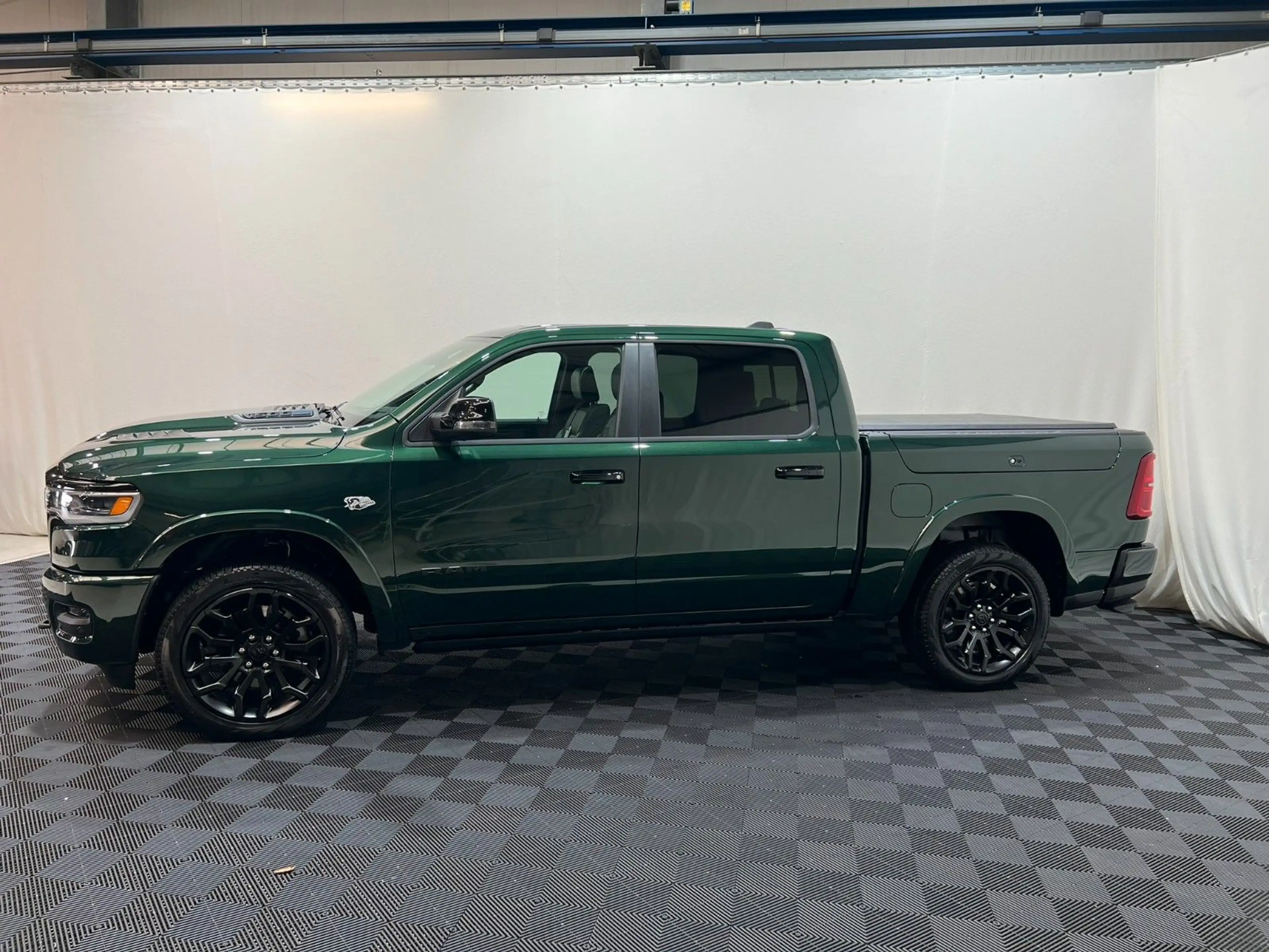 Dodge RAM 1500 Limited Night  5,7L V8 HEMI — photo 4