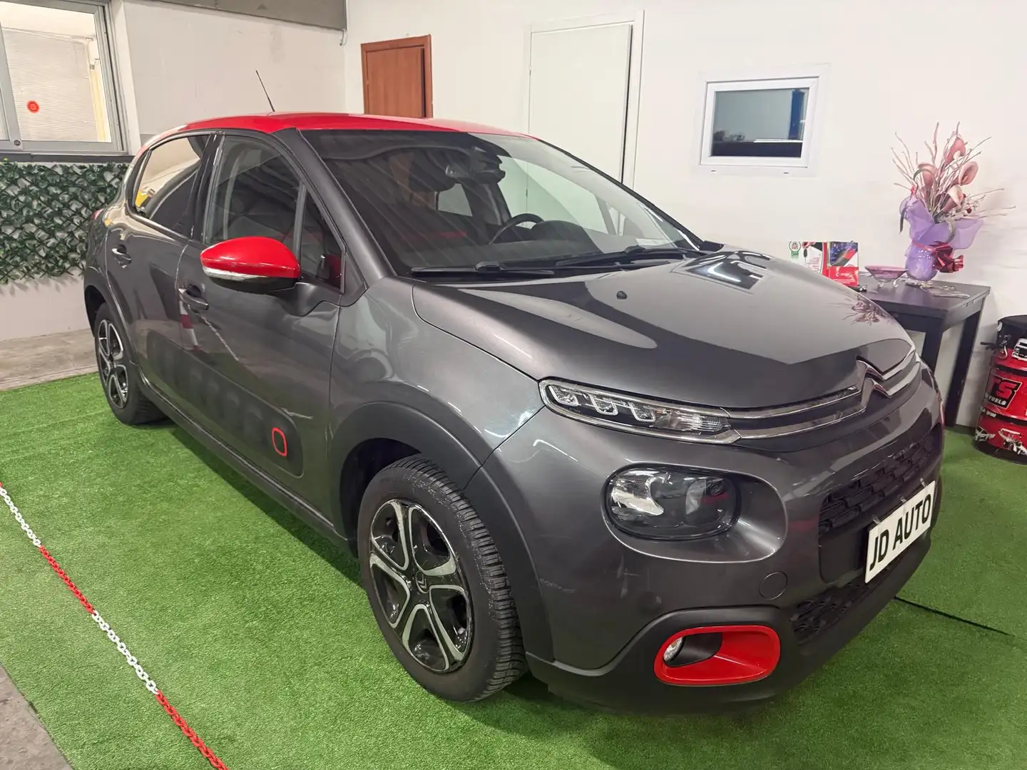 Citroen C3 C3 III 2017 1.2 puretech Feel 82cv neopatentati Gris - 1