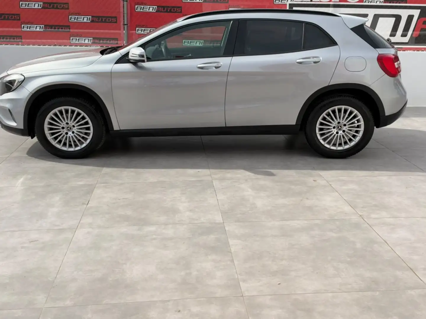 Mercedes-Benz GLA 180 CDI Intuition 7G-DCT Gris - 2