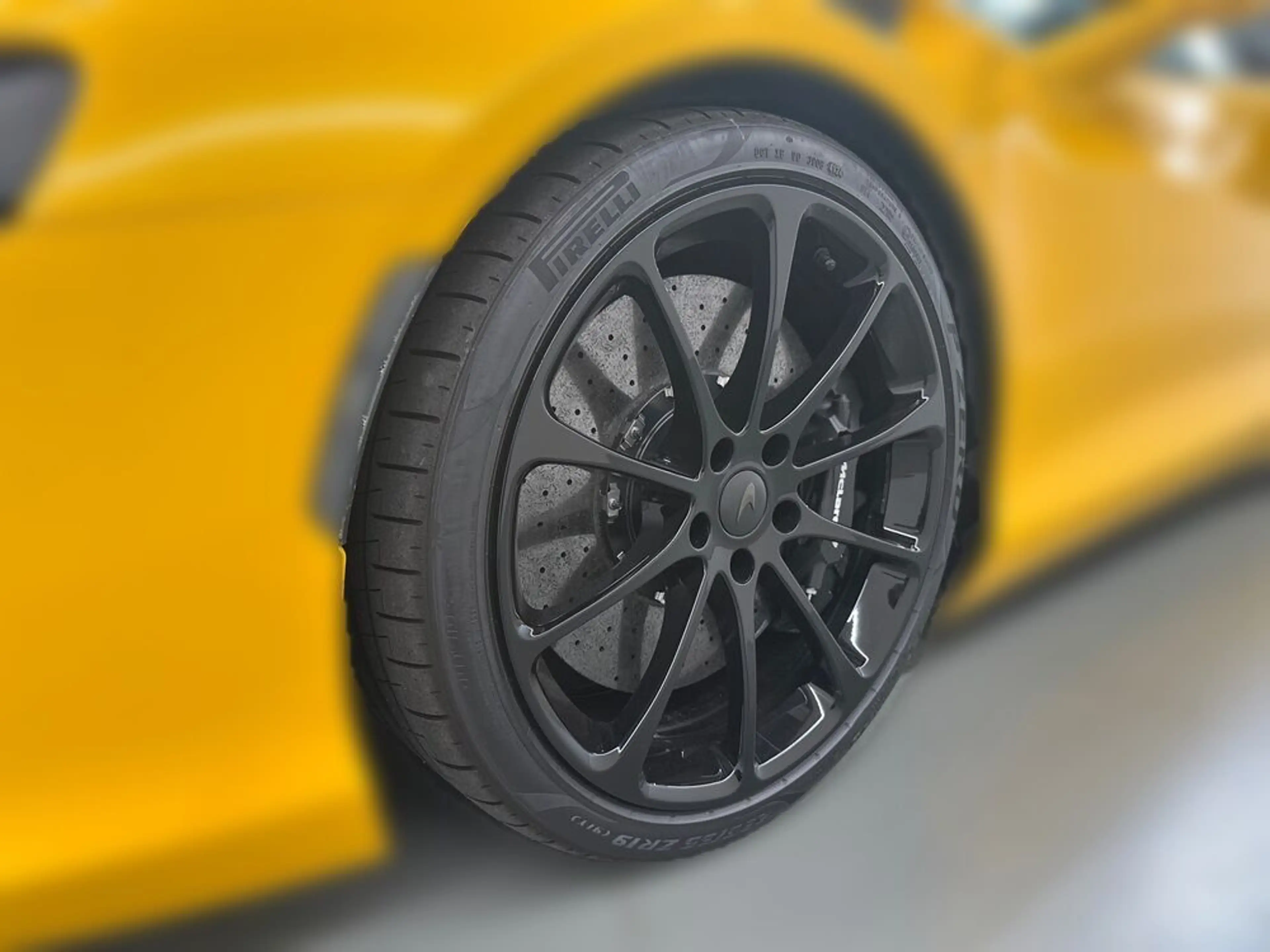 McLaren Artura Artura Spider / MSO Volcano Yellow / 1. Besitz / — photo 8