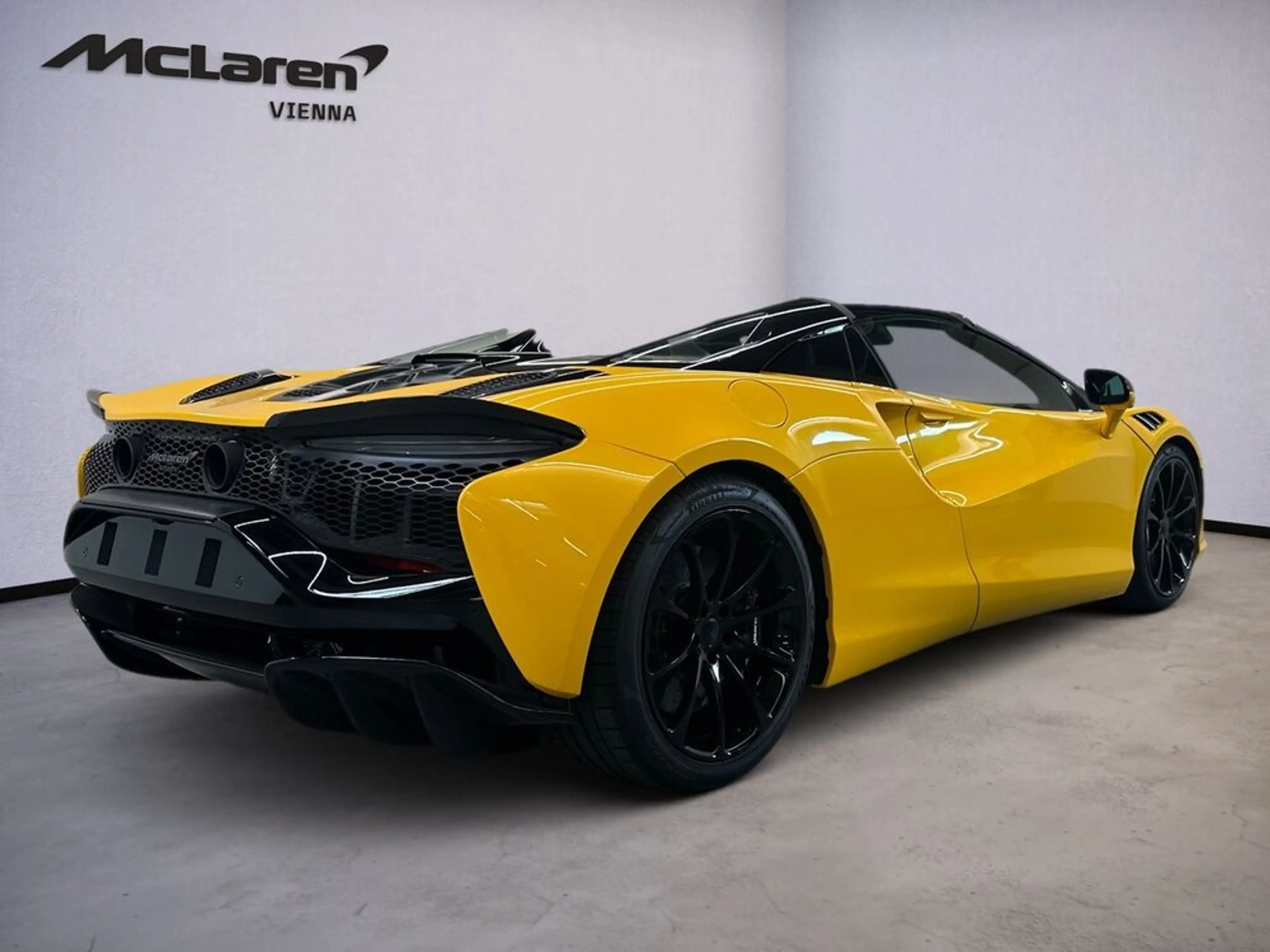 McLaren Artura Artura Spider / MSO Volcano Yellow / 1. Besitz / — photo 3