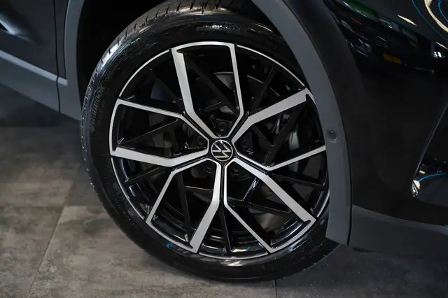 Volkswagen Tiguan view 4