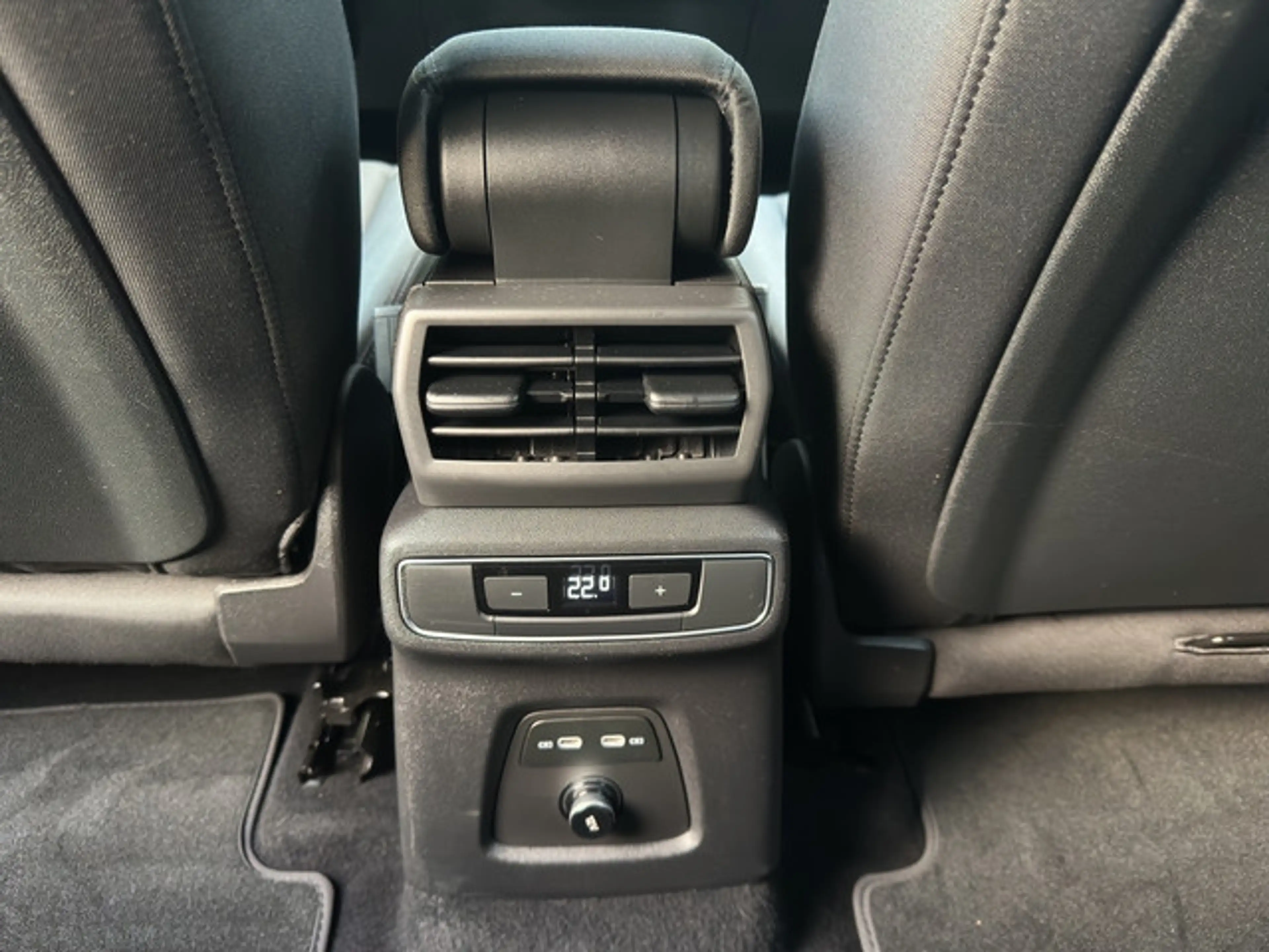 Audi Q4 e-tron 40 150 KW SHZ KAMERA AHK LED — photo 23