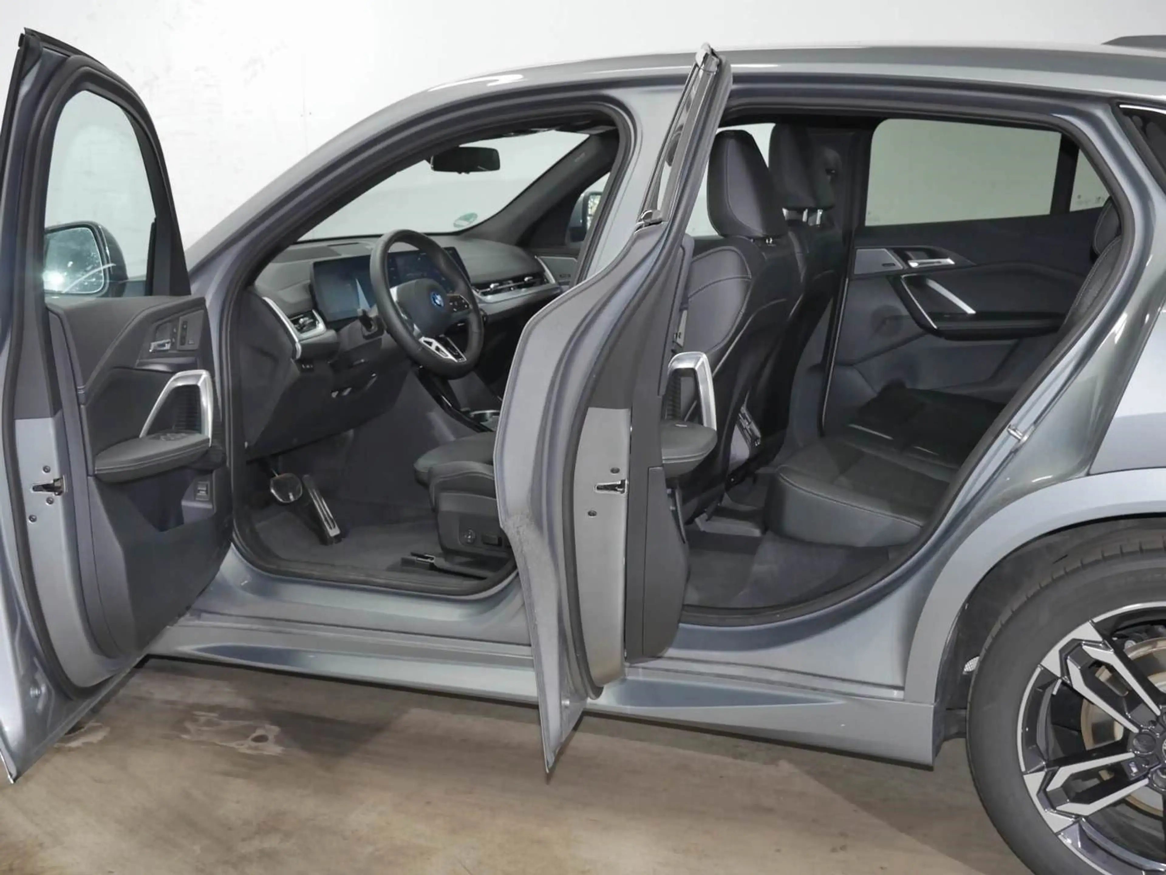 BMW iX2 xDrive30 |Aktivsitz |M Sportpaket |19 M LMR — photo 6