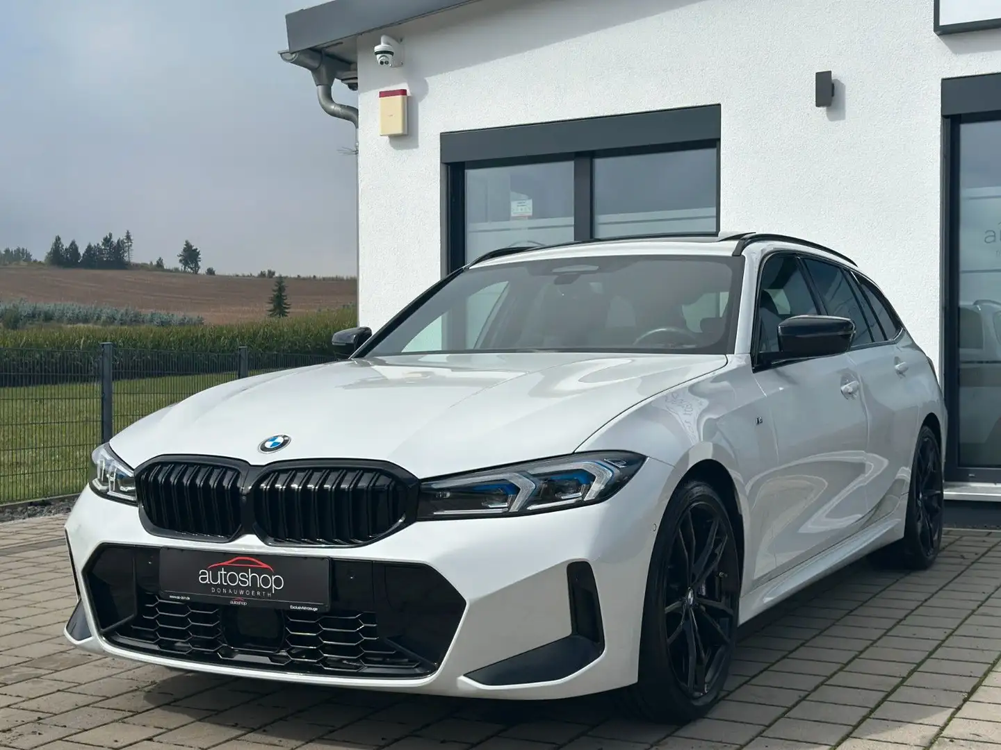 BMW 320 d Tour. xDrive/M-Sport/M-Sitz/AHK/HK/Driv.Pro Weiß - 1